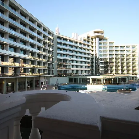 New Estate In Victoria Апартамент *