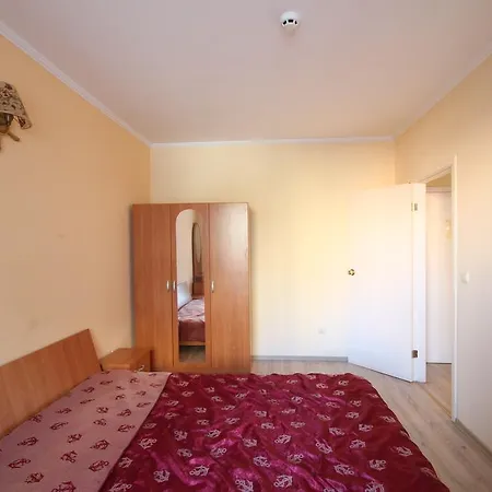 New Estate In Victoria Апартамент